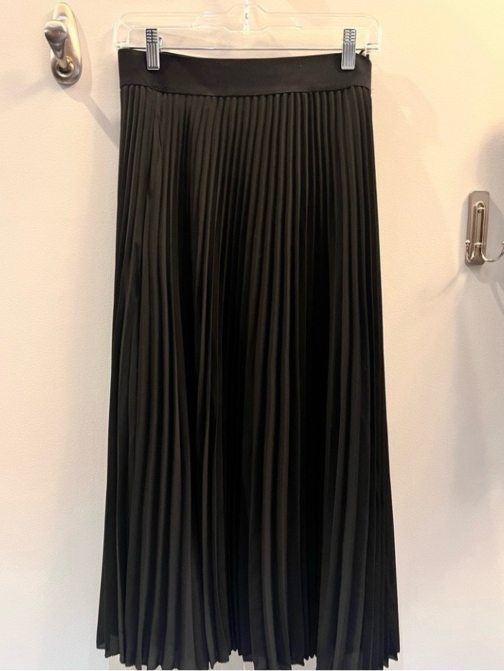 Aritzia Black Pleated Midi Skirt